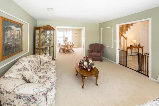 10 Hawthorn Dr, Roxbury Twp., NJ 07876