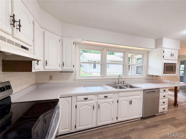 925 Woodcrest Lane, Hazelwood, MO 63042