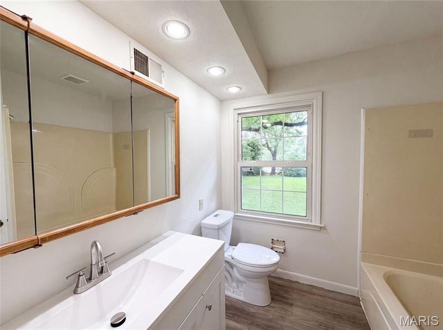 925 Woodcrest Lane, Hazelwood, MO 63042