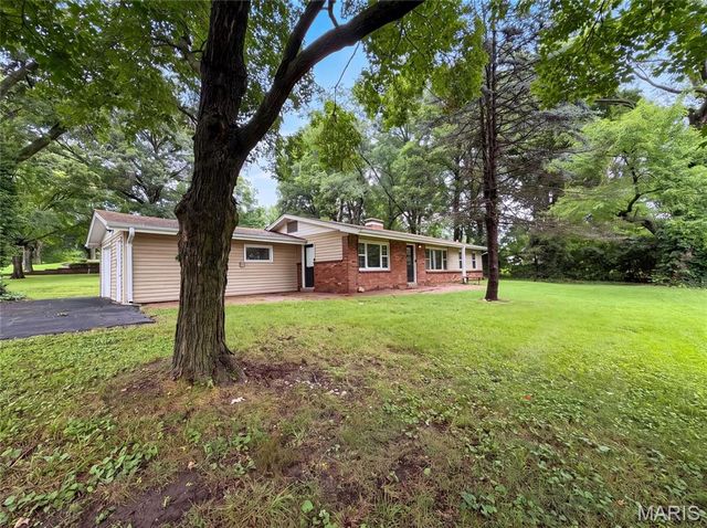 925 Woodcrest Lane, Hazelwood, MO 63042