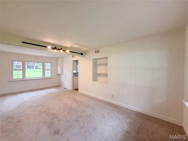 925 Woodcrest Lane, Hazelwood, MO 63042