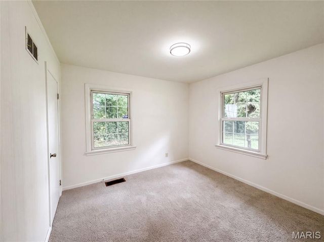 925 Woodcrest Lane, Hazelwood, MO 63042