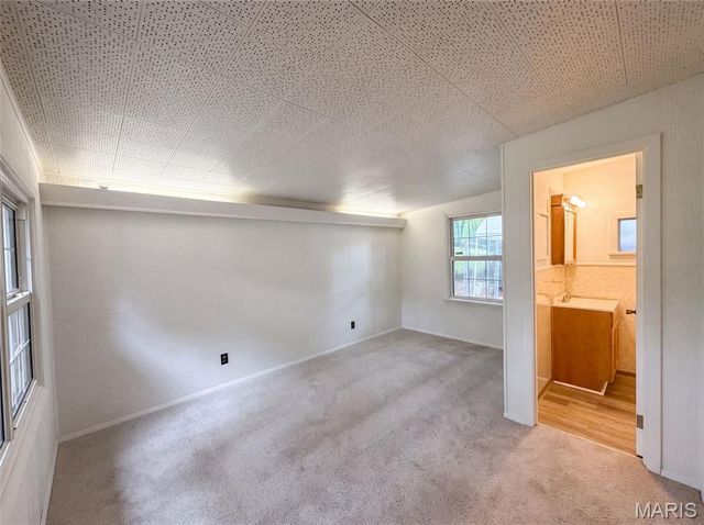 925 Woodcrest Lane, Hazelwood, MO 63042