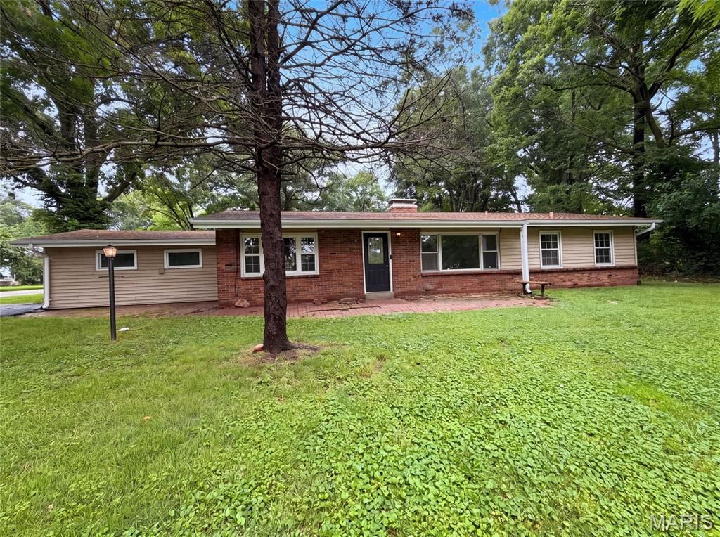 925 Woodcrest Lane, Hazelwood, MO 63042