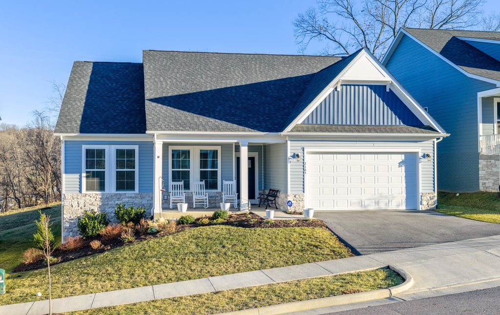 2165 Kings Walk DR, Roanoke, VA 24012