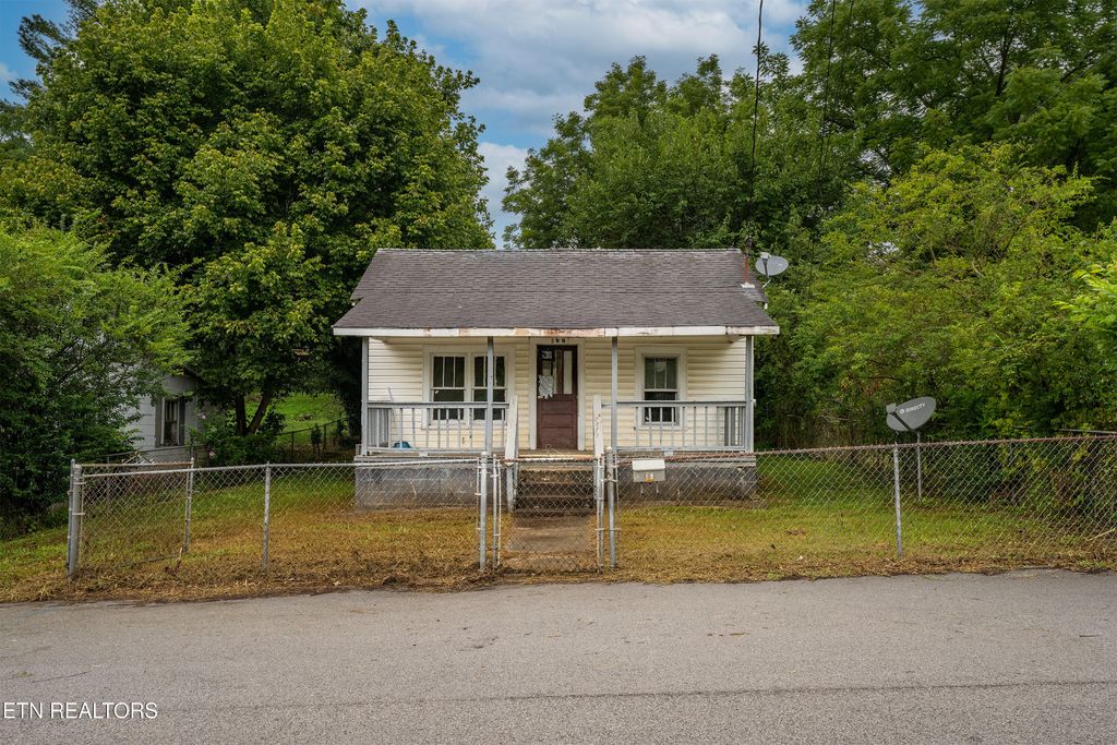 627 Siluria St, Harriman, TN 37748