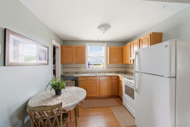 72 E Hitchcock Avenue, Floral Park, NY 11001