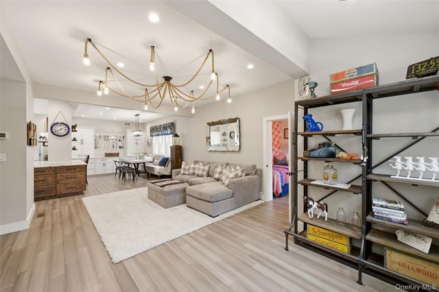72 E Hitchcock Avenue, Floral Park, NY 11001