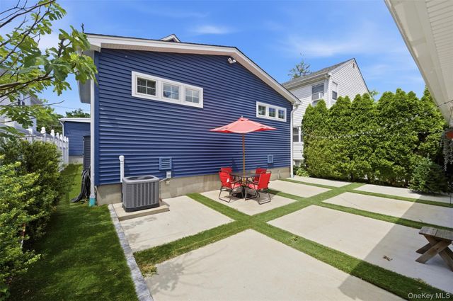 72 E Hitchcock Avenue, Floral Park, NY 11001