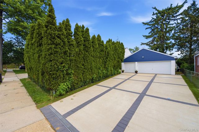 72 E Hitchcock Avenue, Floral Park, NY 11001