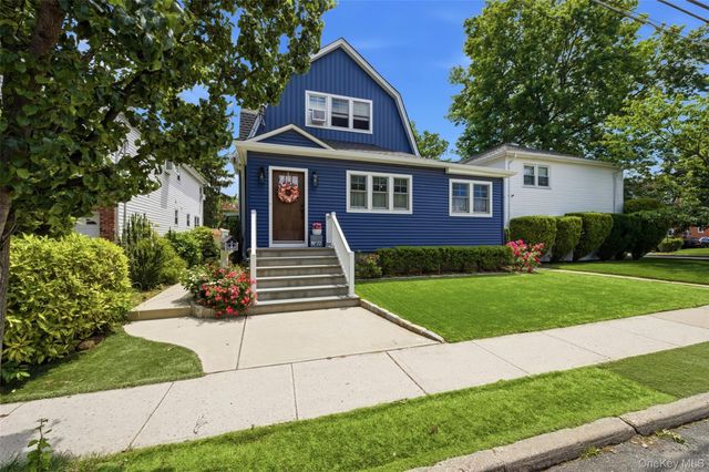 72 E Hitchcock Avenue, Floral Park, NY 11001