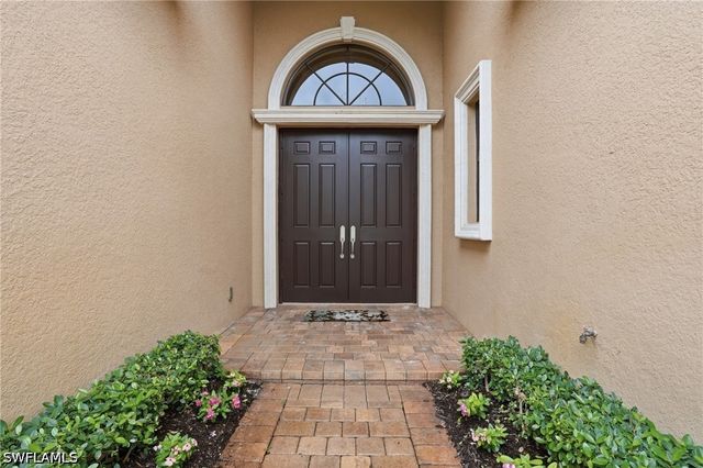 5717 Hammock Isles DR, Naples, FL 34119