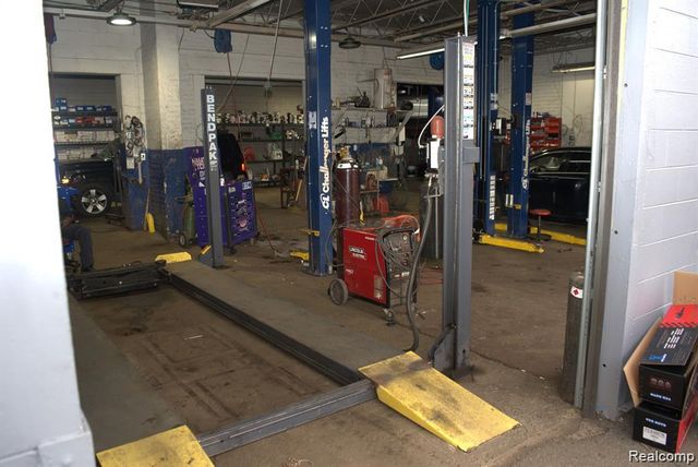 10530 W 7 MILE Road, Detroit, MI 48221