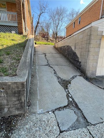 231 Maytide Street, Carrick, PA 15227