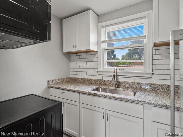 20805 S Chrysler Drive, Hazel Park, MI 48030