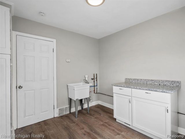 20805 S Chrysler Drive, Hazel Park, MI 48030