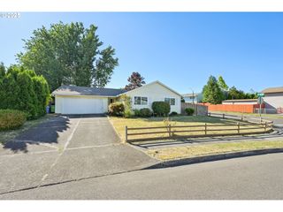 820 Ne COCHRAN Ave, Gresham, OR 97030