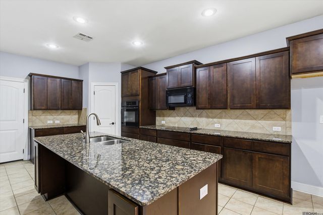 17553 Hoods Ridge Dr, Prairieville, LA 70769