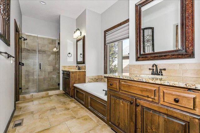 526 N Woodridge St, Wichita, KS 67206