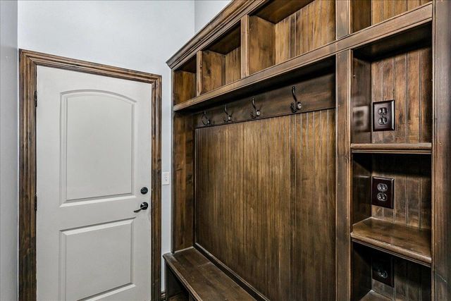 526 N Woodridge St, Wichita, KS 67206