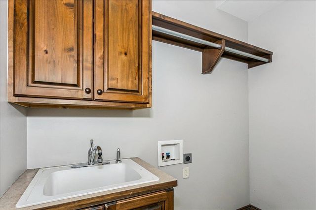 526 N Woodridge St, Wichita, KS 67206