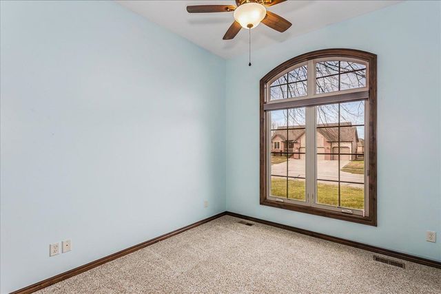 526 N Woodridge St, Wichita, KS 67206