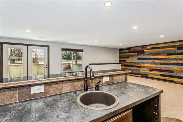 526 N Woodridge St, Wichita, KS 67206