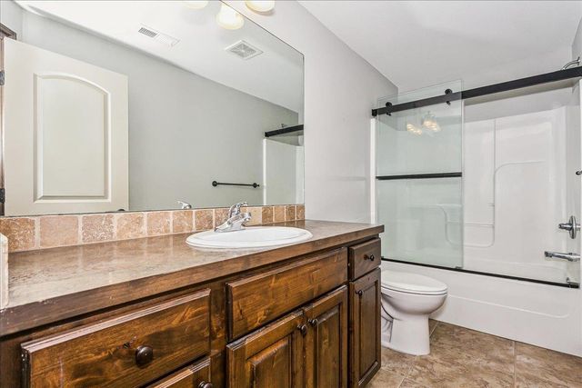 526 N Woodridge St, Wichita, KS 67206