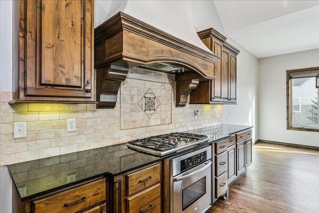 526 N Woodridge St, Wichita, KS 67206