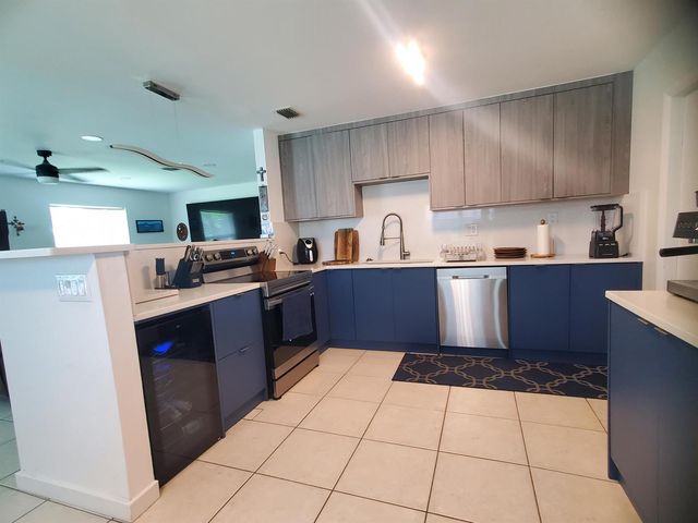558 SE 27th Terrace 558, Boynton Beach, FL 33435