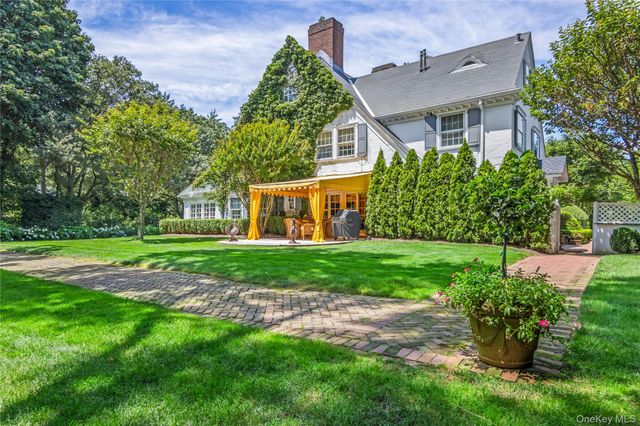 42 Clocktower Lane, Old Westbury, NY 11568