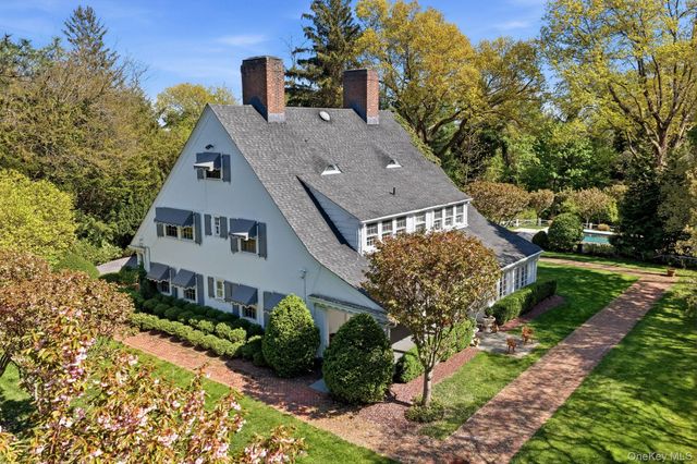 42 Clocktower Lane, Old Westbury, NY 11568