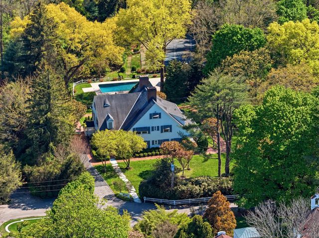 42 Clocktower Lane, Old Westbury, NY 11568