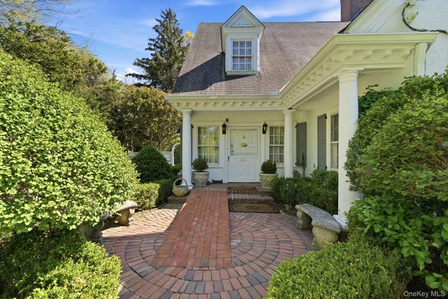 42 Clocktower Lane, Old Westbury, NY 11568