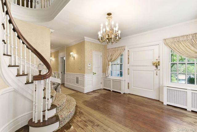 42 Clocktower Lane, Old Westbury, NY 11568