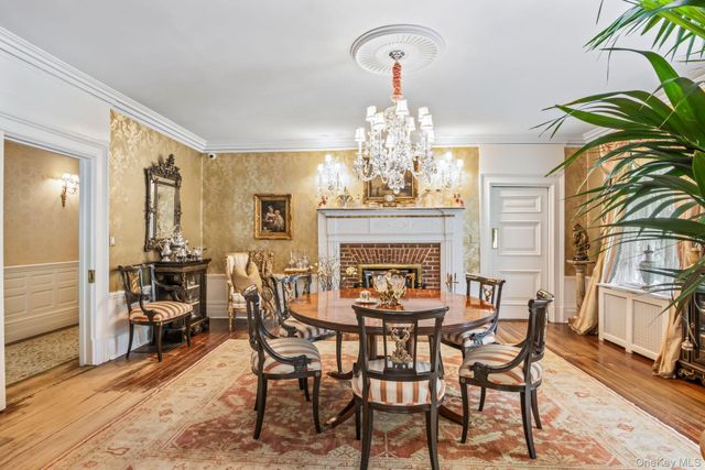 42 Clocktower Lane, Old Westbury, NY 11568