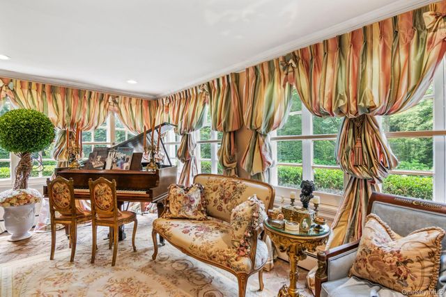 42 Clocktower Lane, Old Westbury, NY 11568