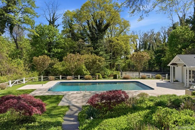 42 Clocktower Lane, Old Westbury, NY 11568