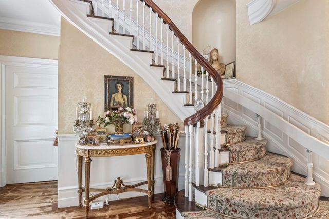 42 Clocktower Lane, Old Westbury, NY 11568
