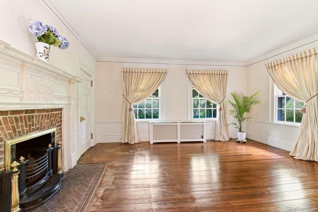 42 Clocktower Lane, Old Westbury, NY 11568