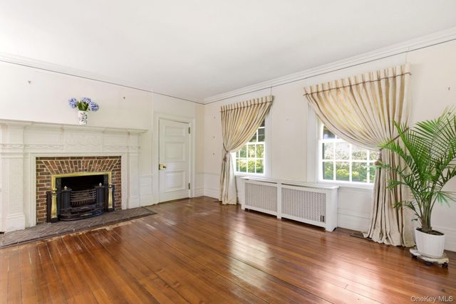 42 Clocktower Lane, Old Westbury, NY 11568