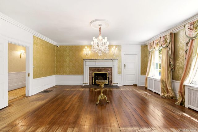 42 Clocktower Lane, Old Westbury, NY 11568