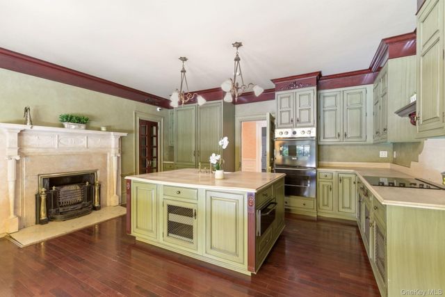 42 Clocktower Lane, Old Westbury, NY 11568