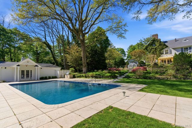 42 Clocktower Lane, Old Westbury, NY 11568