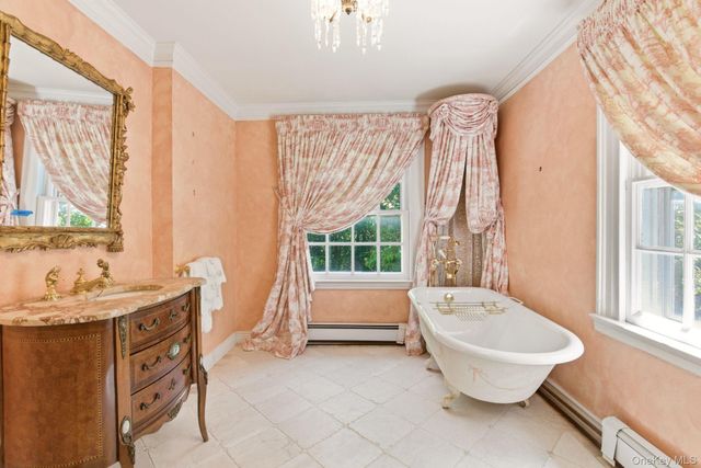 42 Clocktower Lane, Old Westbury, NY 11568