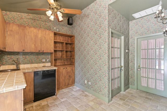 42 Clocktower Lane, Old Westbury, NY 11568