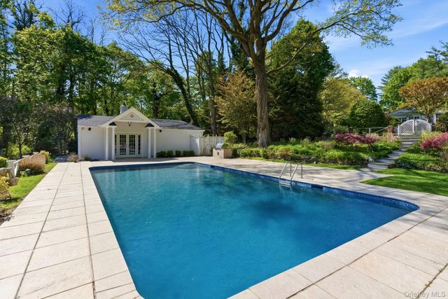 42 Clocktower Lane, Old Westbury, NY 11568
