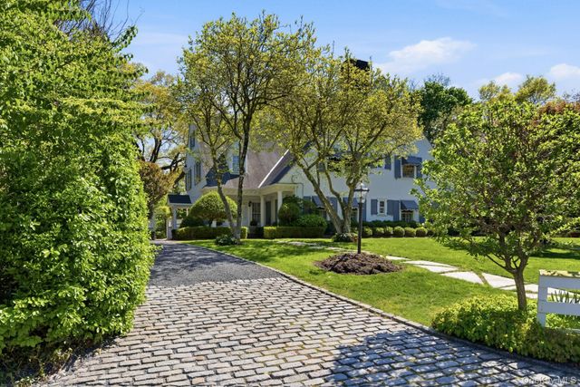 42 Clocktower Lane, Old Westbury, NY 11568