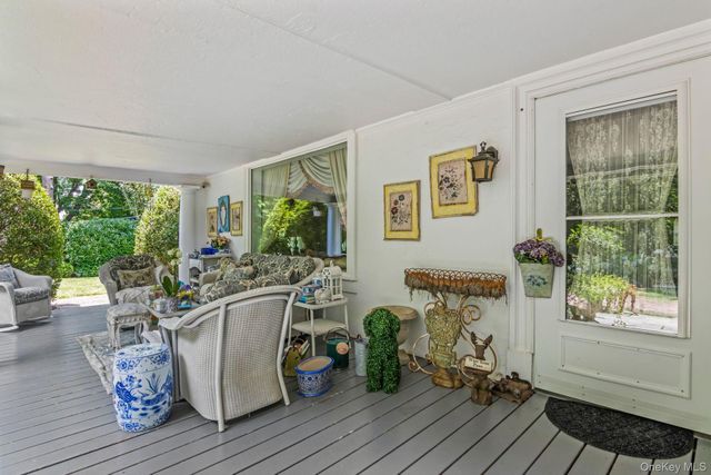 42 Clocktower Lane, Old Westbury, NY 11568