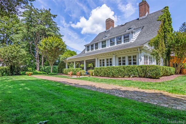 42 Clocktower Lane, Old Westbury, NY 11568